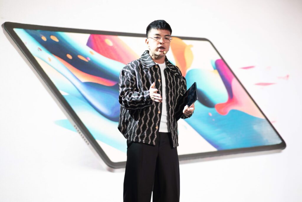 HONOR PR Supervisor Denis Santos presents HONOR Pad X8b