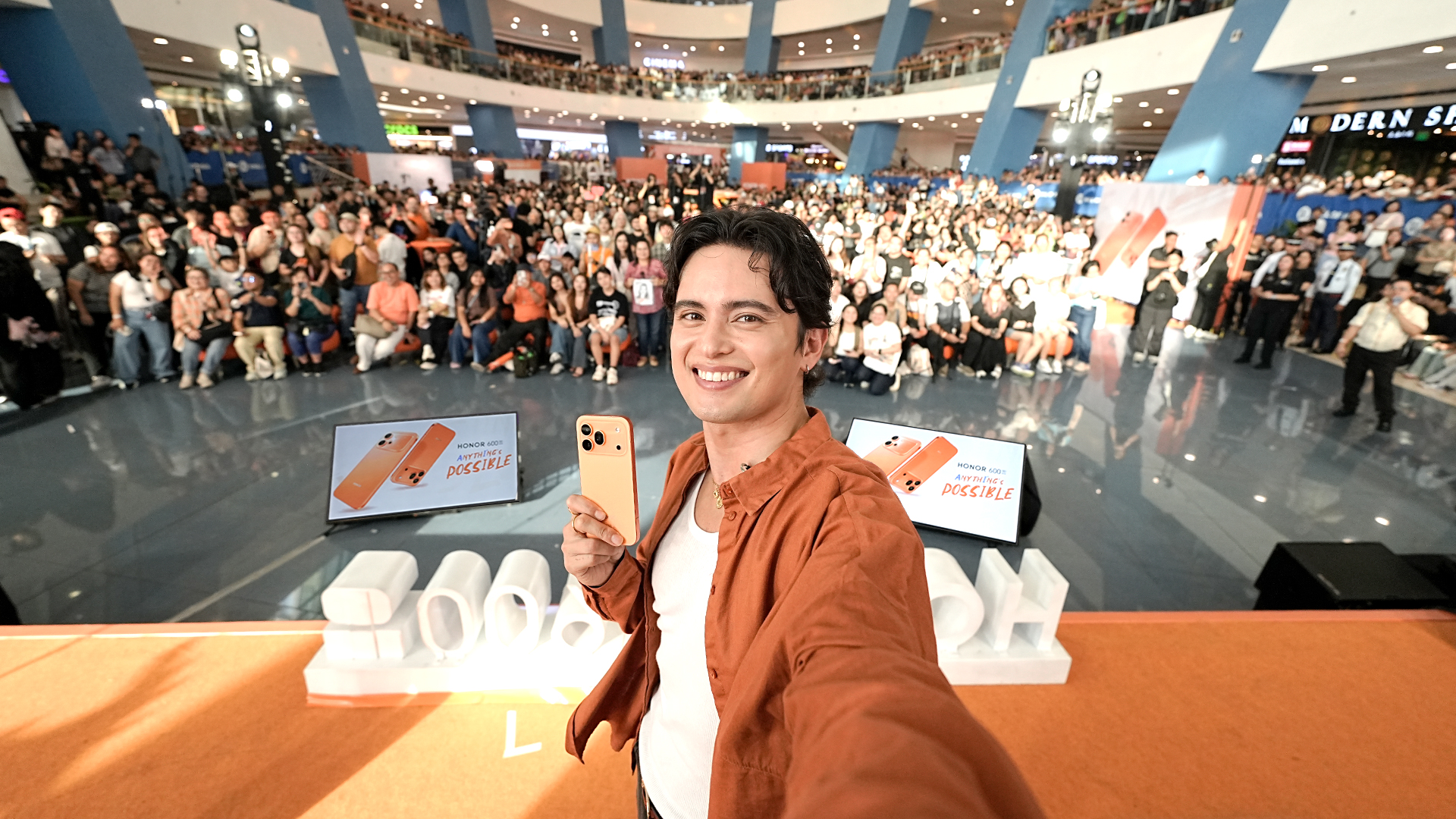 HONOR 600 Fever Takes Over Mall of Asia as Thousands of Fans Flock to First Day Sale Event