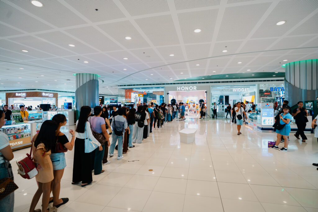 Nationwide Rush HONOR 600 First Day Sale Draws Huge Crowds - 2