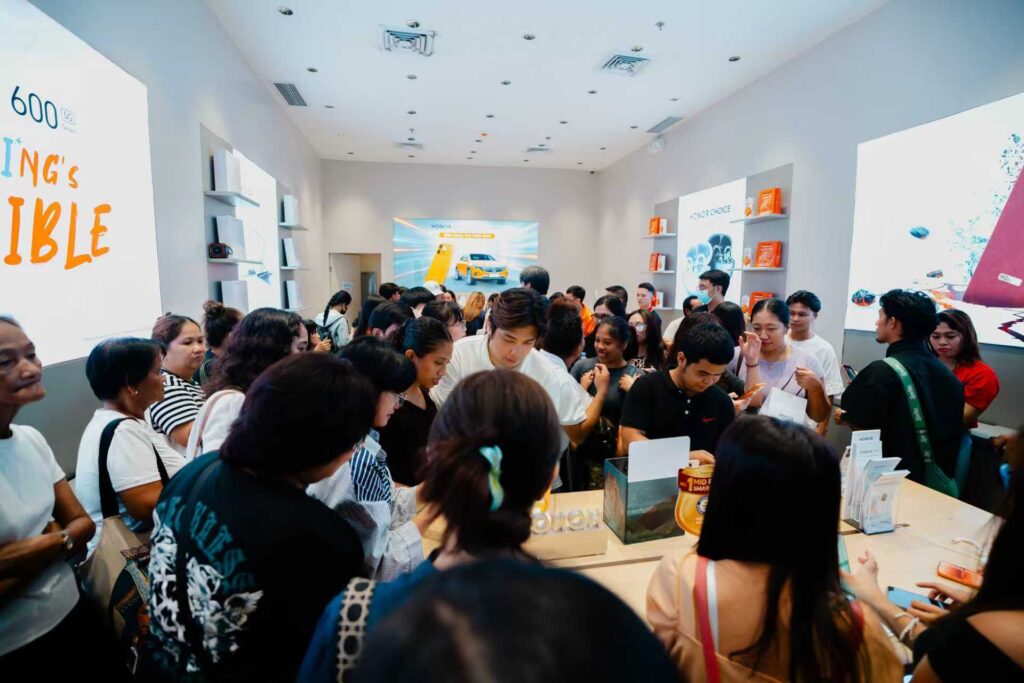 Nationwide Rush HONOR 600 First Day Sale Draws Huge Crowds - 3