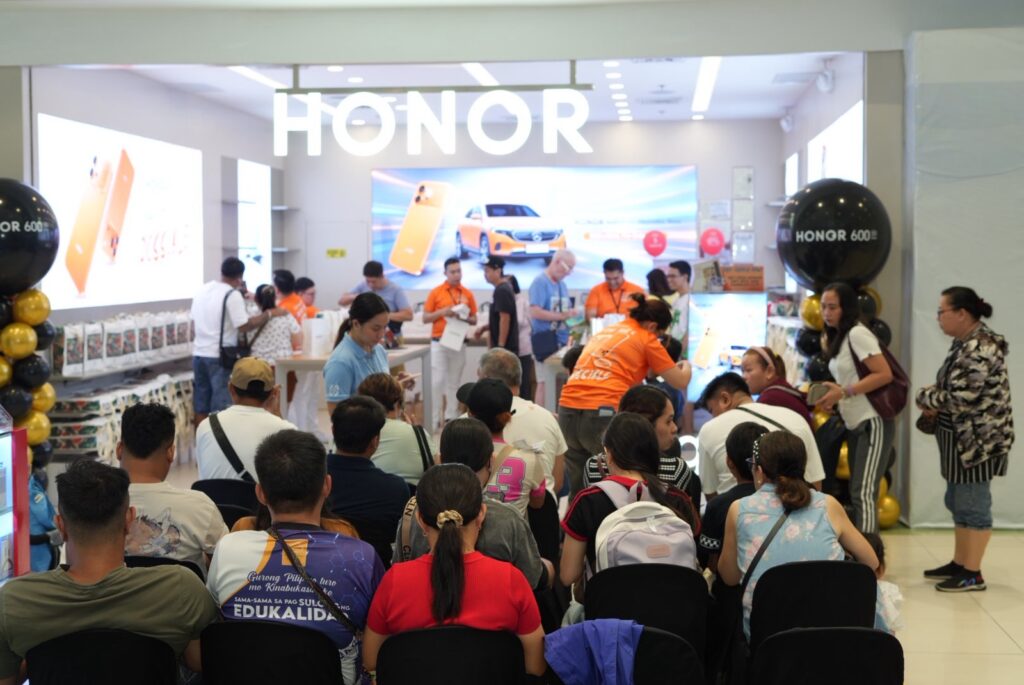 Nationwide Rush HONOR 600 First Day Sale Draws Huge Crowds - 4