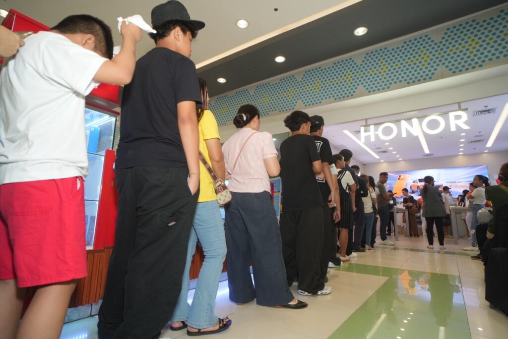 Nationwide Rush HONOR 600 First Day Sale Draws Huge Crowds - 5